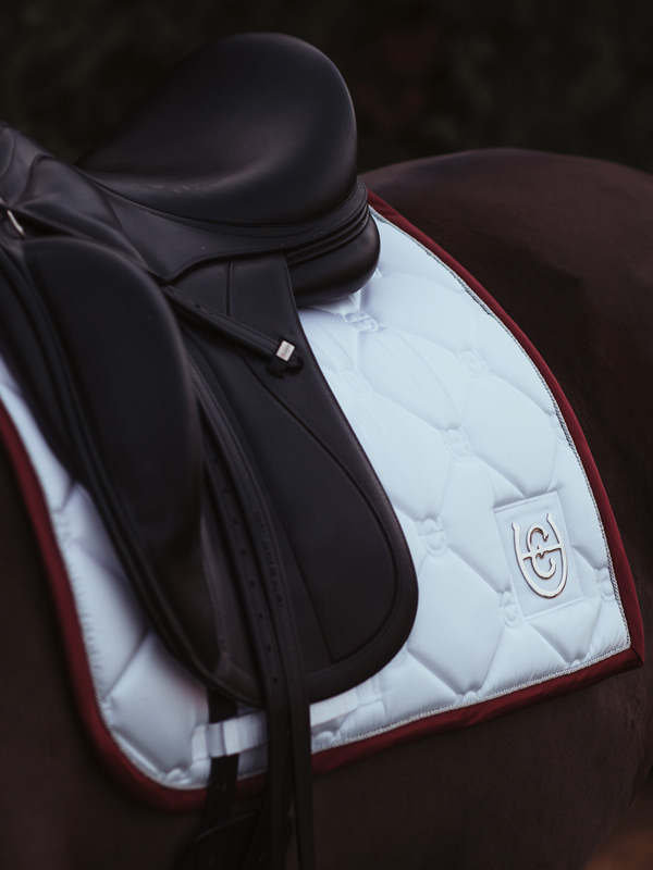 equestrian-stockholm-white-perfection-bordeaux-dijlovas-nyeregalatet