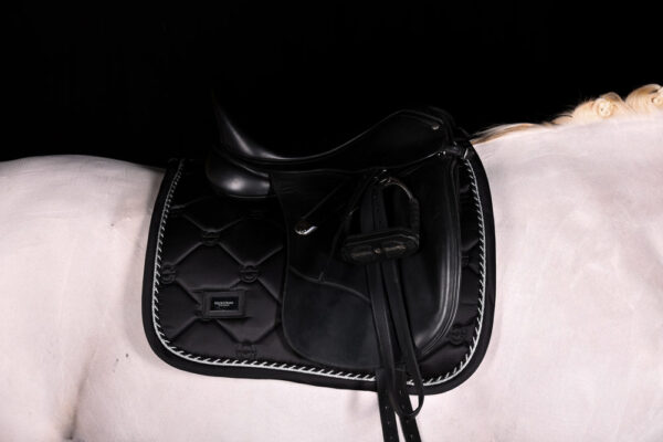 equestrian-stockholm-black-edition-dijlovas-nyeregalatet-cob