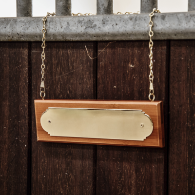 grooming-deluxe-stable-name-plate-hanger